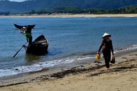 Phân tích tác phẩm “Chiếc thuyền ngoài xa” của Nguyễn Minh Châu