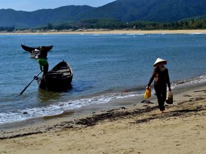Phân tích tác phẩm “Chiếc thuyền ngoài xa” của Nguyễn Minh Châu